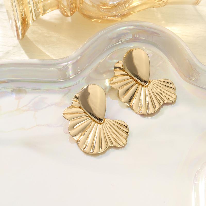 Yunjin stud earrings, high-end earrings, fashionable atmosphere, exaggerated vacation style earrings, fish tail shell earrings.