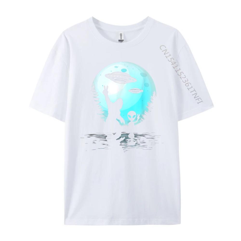 Alien And Bigfoot Full Moon Sasquatch UFO Vintage T Shirt Men Printed TShirt High Quality Graphic Clothes