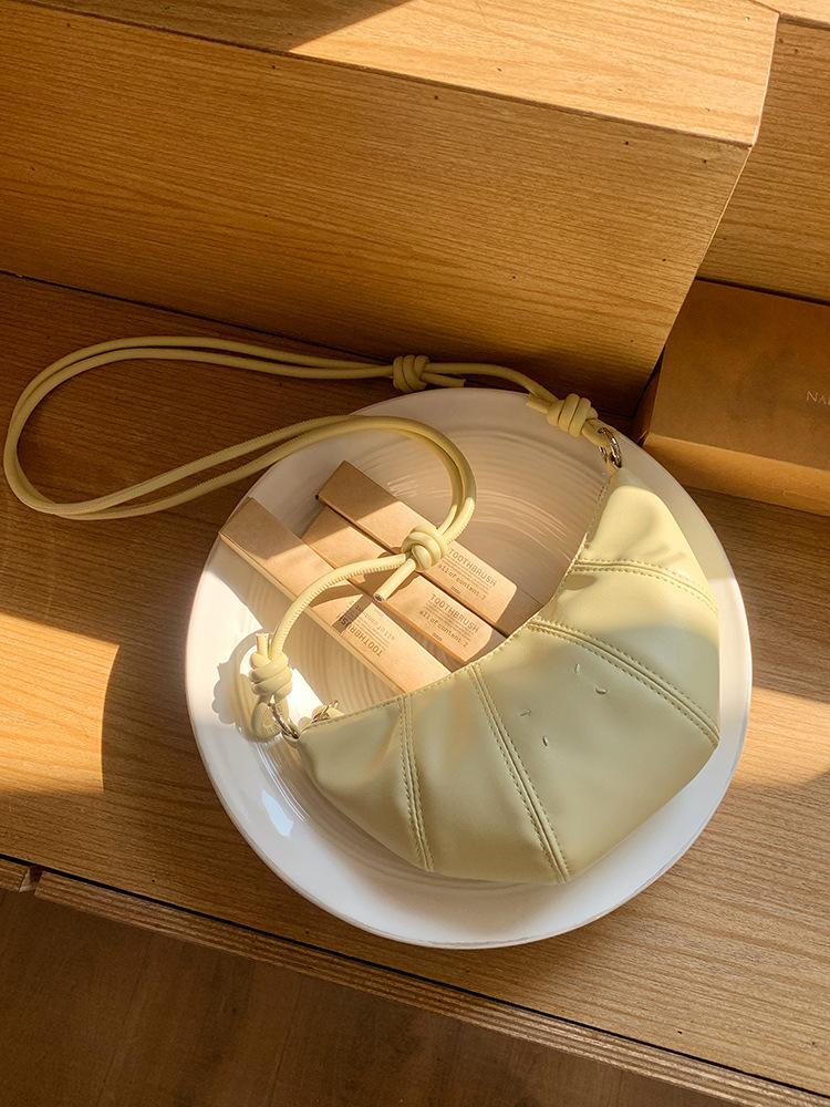 2025 new Korean version simple messenger mini croissant, casual versatile and lightweight dumpling bag satchel women's small bag
