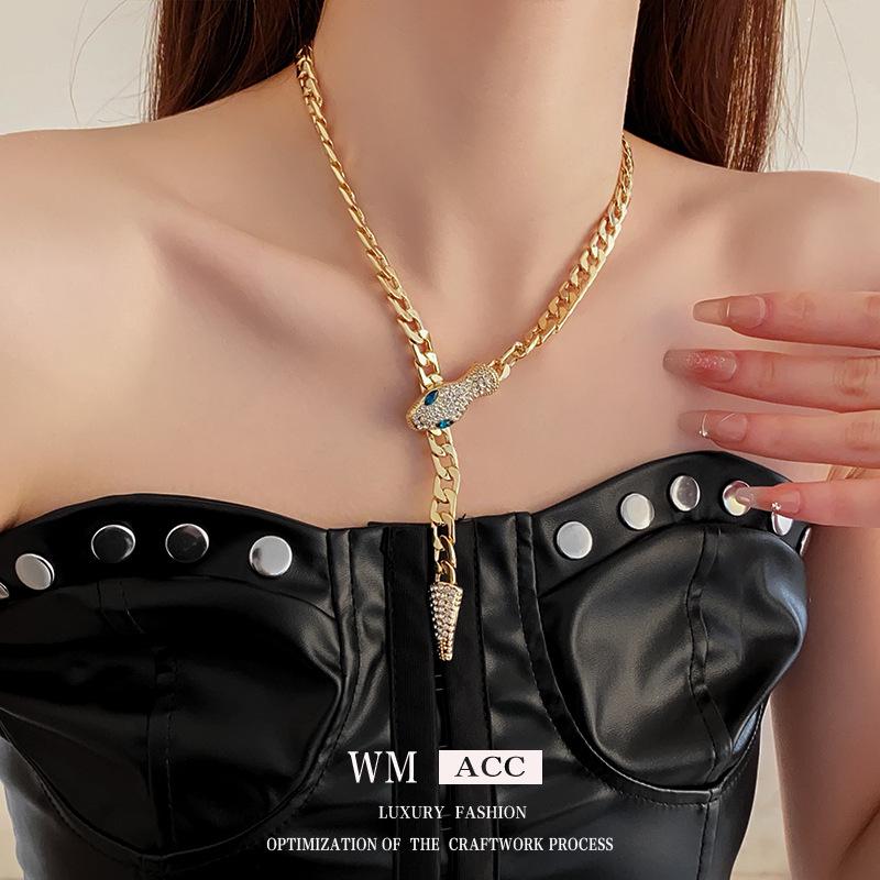 Evropský a americký náhrdelník s hadem posetým diamanty: Šik řetízek na klíční kost s jedinečným stylem