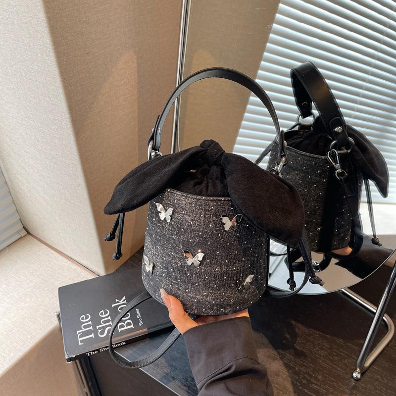 

Fashion contrasting small bag women s new popular versatile messenger bag portable denim bucket bag чорний