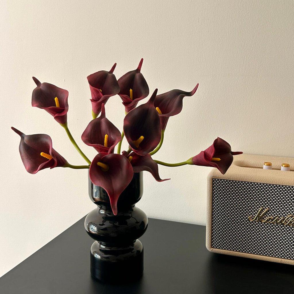 Elegant Calla Lily Faux Flower with Black Glass Vase for Living Room Decor