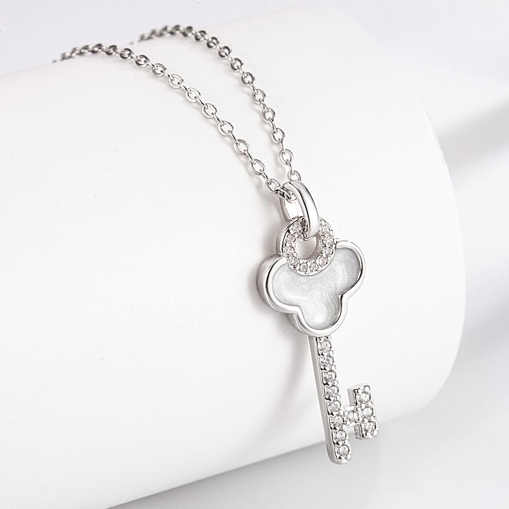 Imitation Fritillary Key Necklace Female, Simple And Exquisite High-End Collarbone Chain Jewelry