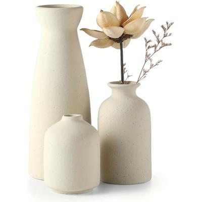 Tres jarrones de cerámica beige, jarrón pequeño para decoración, decoración moderna del hogar, jarrón para hierba de junco y flores secas en la estantería de la mesa de entrada