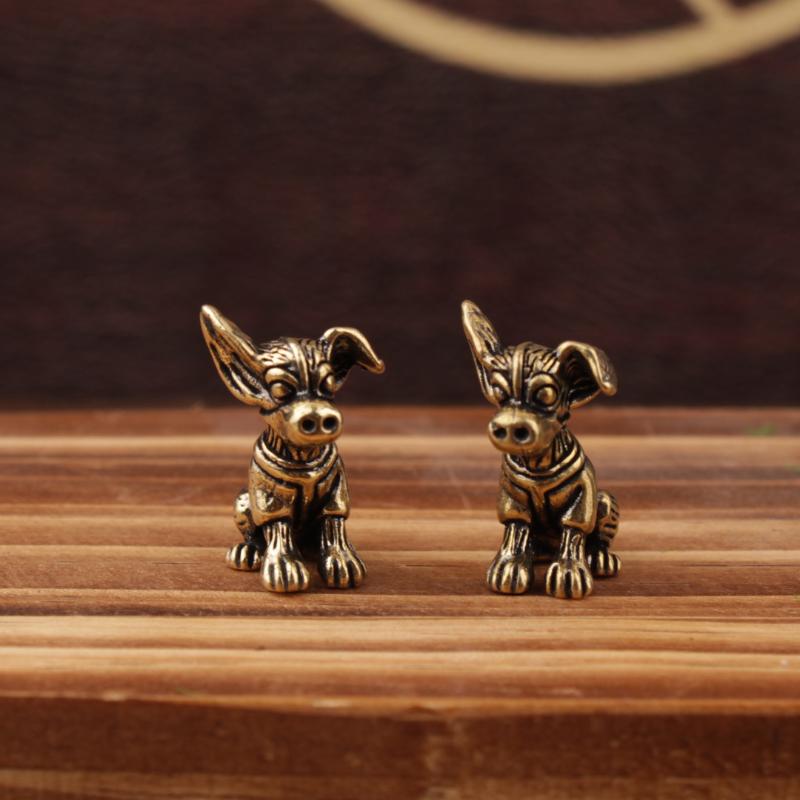 

Бронзовая скульптура Щенок из цельной меди Латунные украшения Украшения в виде собаки по знаку зодиака Антикварная старая латунь Чайный питомец Маленькие украшения