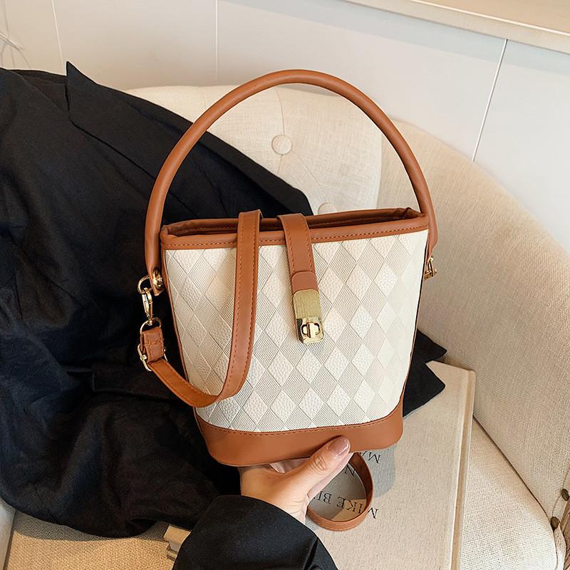 Stilvolle und trendige Beuteltasche für Damen im schicken Colorblock-Design, perfekt für Sommertage