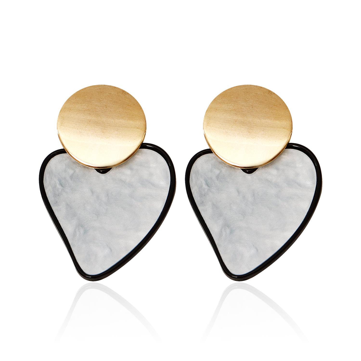

European and American jewelry, retro geometric Fritillary love earrings, Spice Girls, exaggerated peach heart alloy earrings, studs.