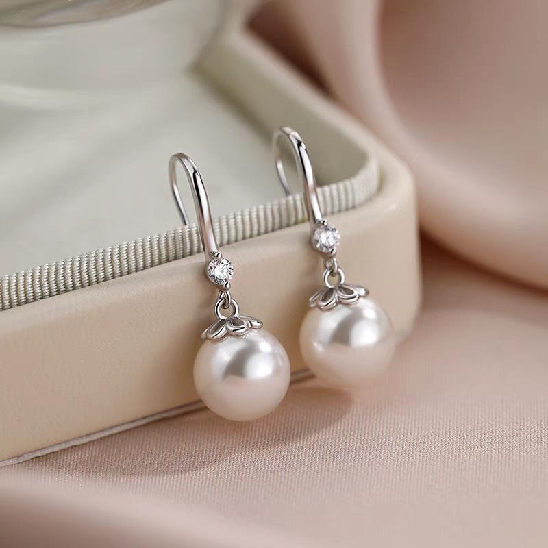 New simple and fashionable temperament earrings women s explosive earrings niche women s high-end versatile trendy earrings серебряный