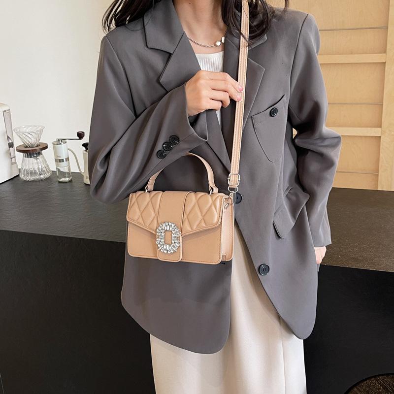 Однотонная сумка через плечо для женщин — фото 11