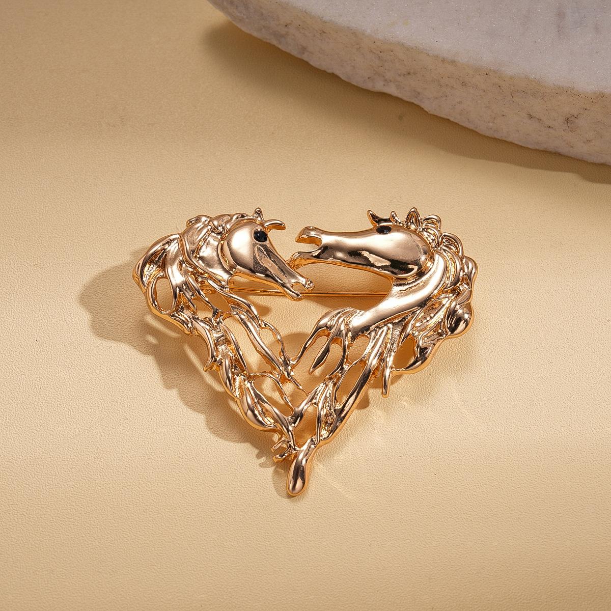 Европейская и американская металлическая брошь в виде пони с полым сердцем, креативная индивидуальная нишевая булавка, аксессуары для защиты окружающей среды