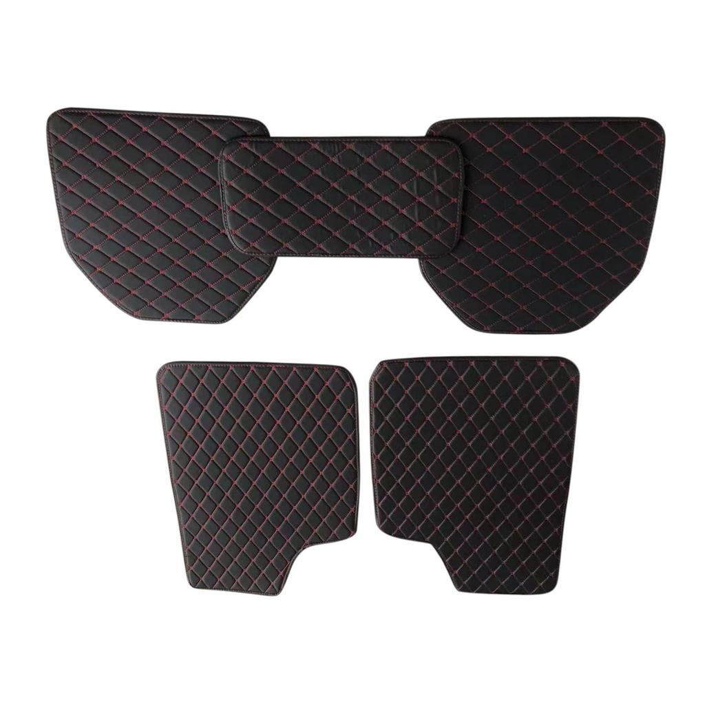 Et sett med vanntette universalfotmatter i skinn, tepper, bilgulvmatter