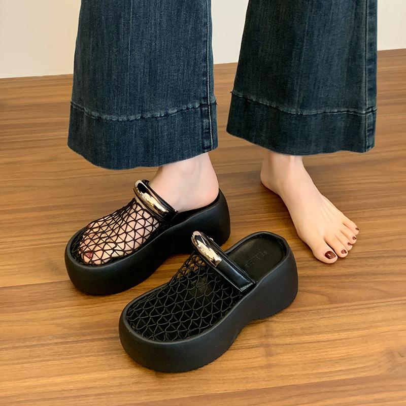 

Сетчатые полые тапочки-полушлепки женские летние 2025 новые маленькие на толстой подошве с увеличением высоты с юбкой прохладные тапочки 35 чёрный