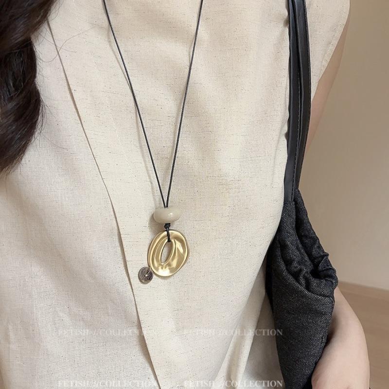 Brushed water drop love pendant, pull-out necklace, simple and high-end sweater chain, niche cold wind necklace jewelry