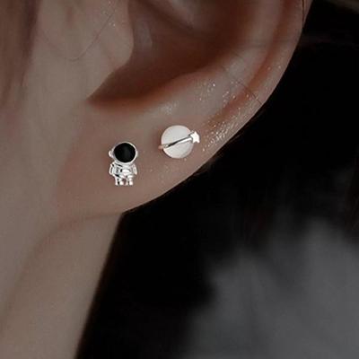 S925 Sterlingsilber Asymmetrische Astronaut & Planet Ohrstecker für Damen – Kreatives und Niedliches Nischen-Design