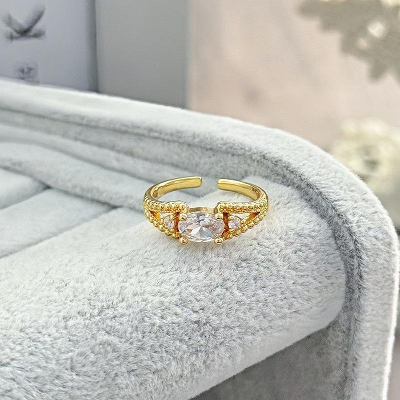 Fashion Light Luxury Sugar Cube Vine Winding Square Diamond Flower Ring Women'S Niche Design Inlaid Zircon High-End Jewelry