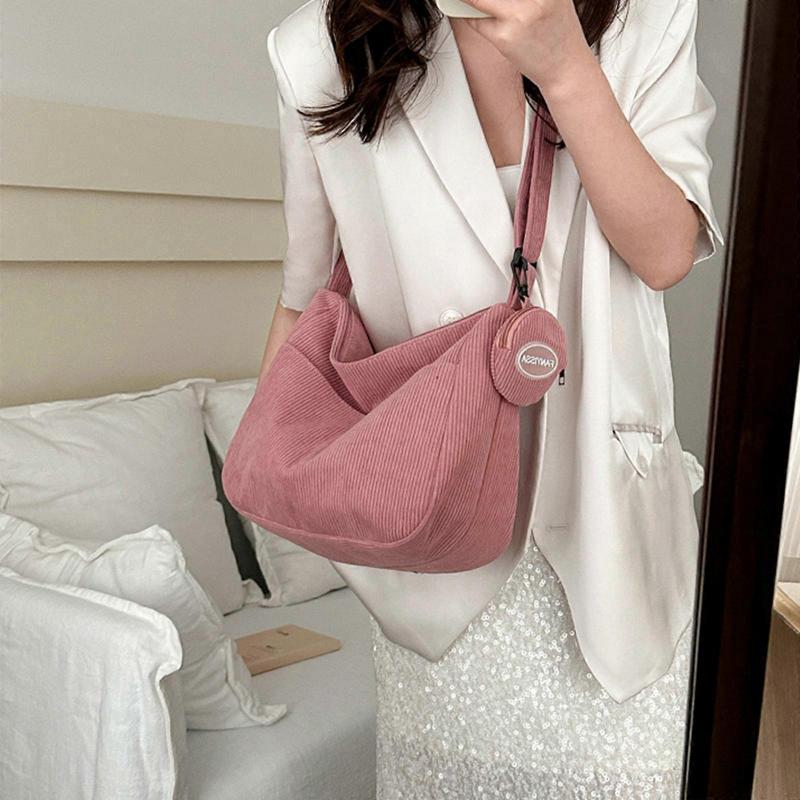 Unik axelväska i manchester med gott om plats Bekväm för vardagsbruk Rymlig insida för affärer eller dagligen Vit