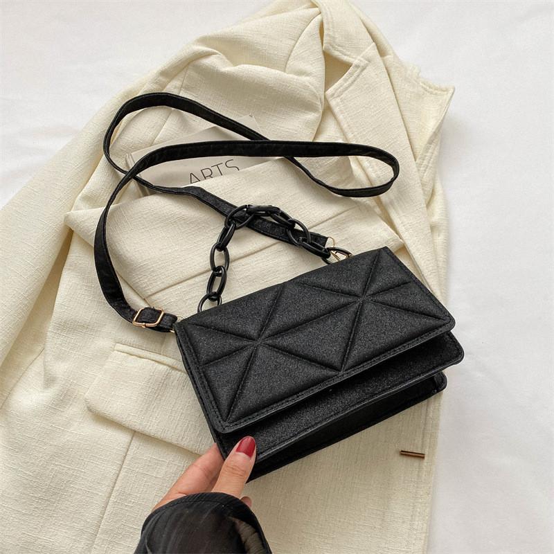 Стильная и современная маленькая квадратная сумка на цепочке, идеально подходящая для осенних нарядов чёрный