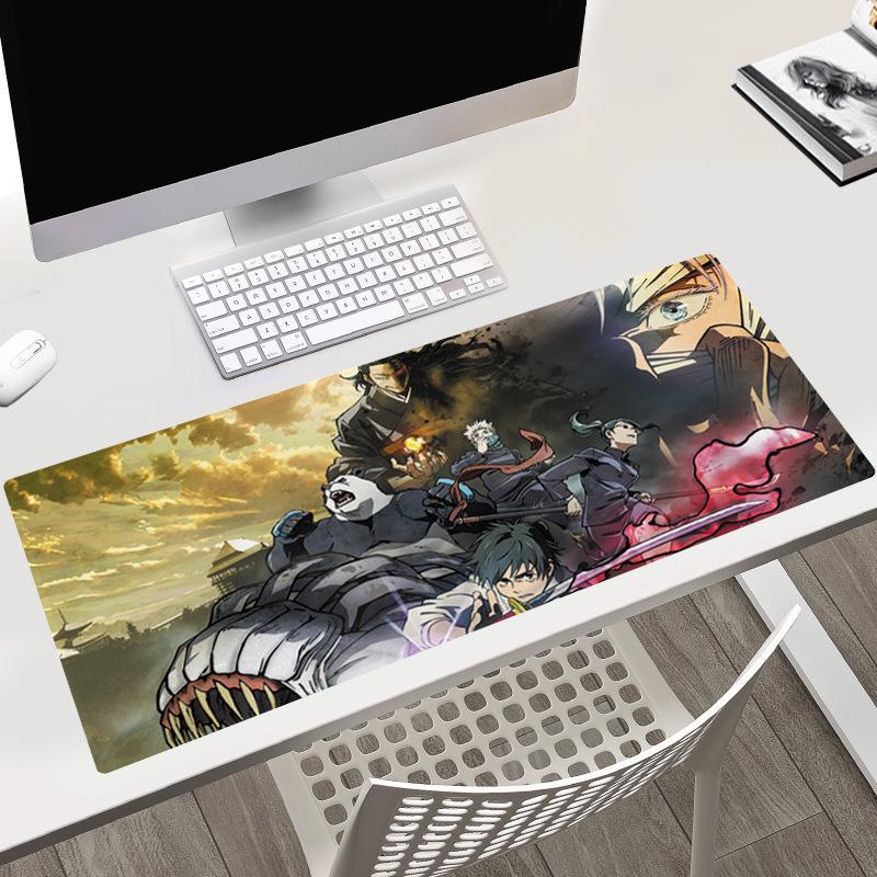 Tapis de bureau Jujutsu Kaisen 40x90x0.3CM avec les personnages Gojo, Yuji et Megumi.