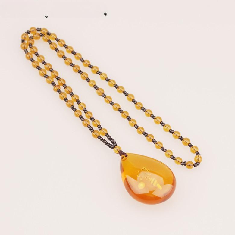 Ethnic Retro Inlay Plant Specimens Imitation Amber Beeswax Water Drop Jade Donut Pendant Necklace for Women Men Fashion Jewelry