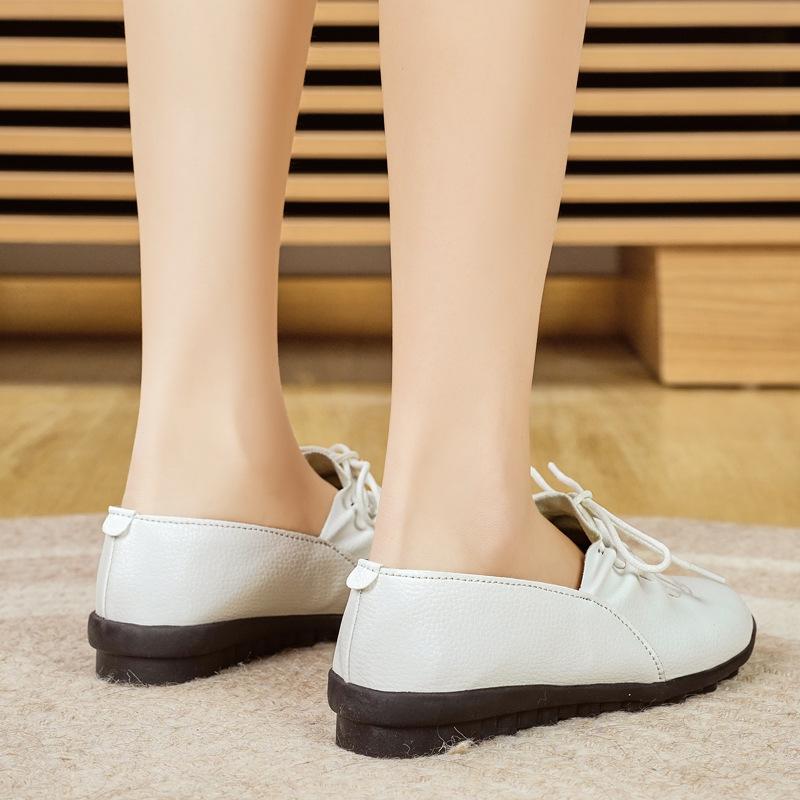 Spring new flat-bottomed flat-heeled soft-soled casual leather shoes mother shoes Doudou shoes lace-up single shoes