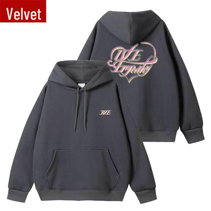 Hanorac IVE Empathy: Hanorac larg cu imprimeu, căptușit cu fleece subțire, perfect pentru toamnă și iarnă.