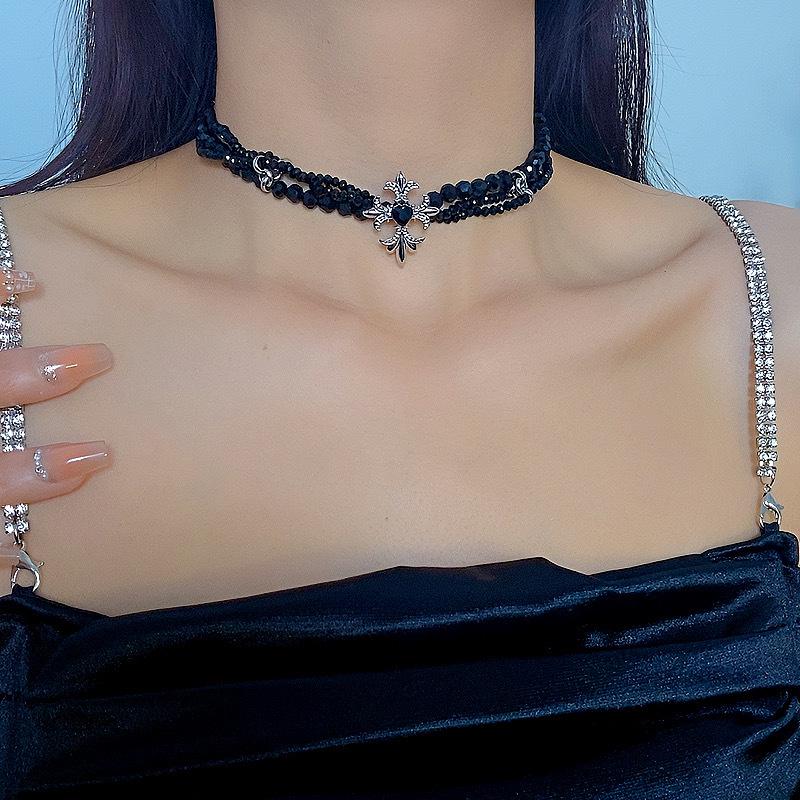 Warstwowy naszyjnik z koralikami z kryształowym krzyżykiem: Europejski i Amerykański Wisiorek w Ciemnym Stylu z Łańcuszkiem na Obojczyk