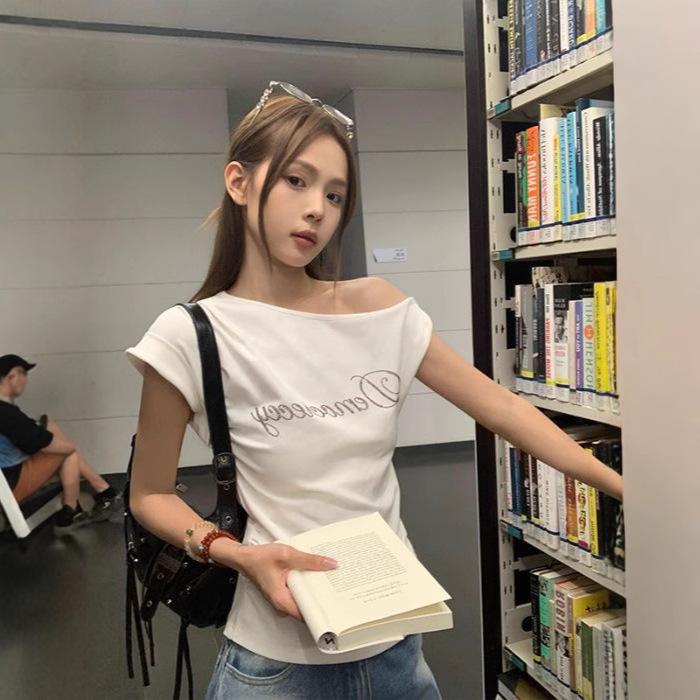 Women's Slim-Fit Spicy Girl One-Shoulder Letter Print Top, Short Sleeve, Fake Two-Piece, Perfect for Summer Commutes.