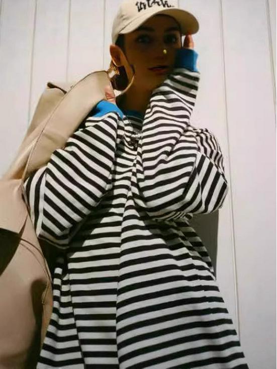 2025 Autumn/Winter Striped Color Block Loose Round Neck Long Sleeve Sweatshirt.