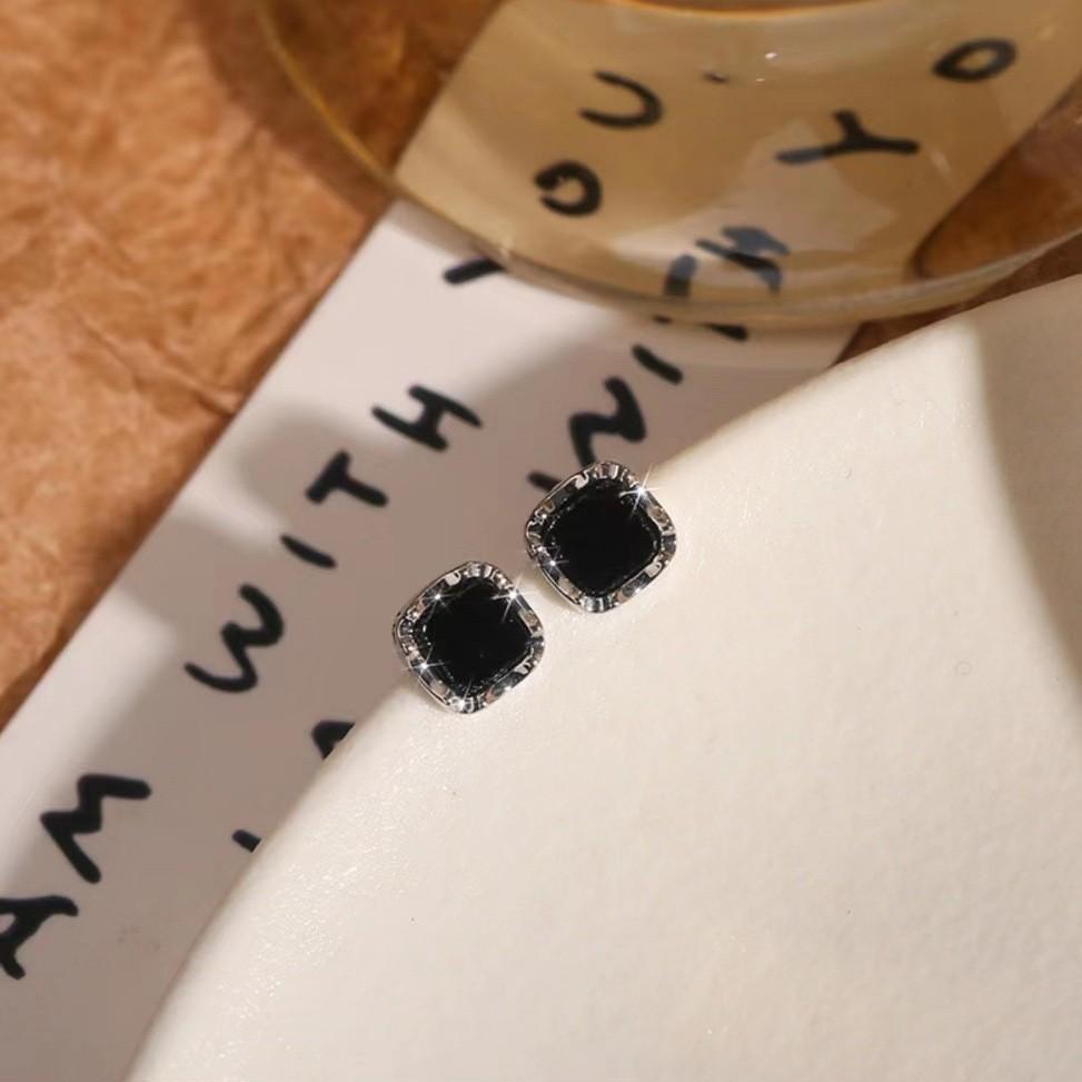 Light Luxury Black Square Mini Stud Earrings Women'S Simple Fashion Exquisite Earrings Small Temperament High Sense Earrings