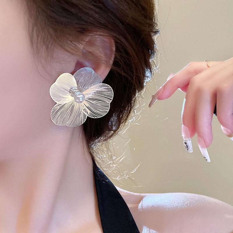 Korean Metal Silver Color Large Flower Earrings For Women Fashion Pearl Stud Earrings Sweet Girls Party Jewelry Accessories Gift