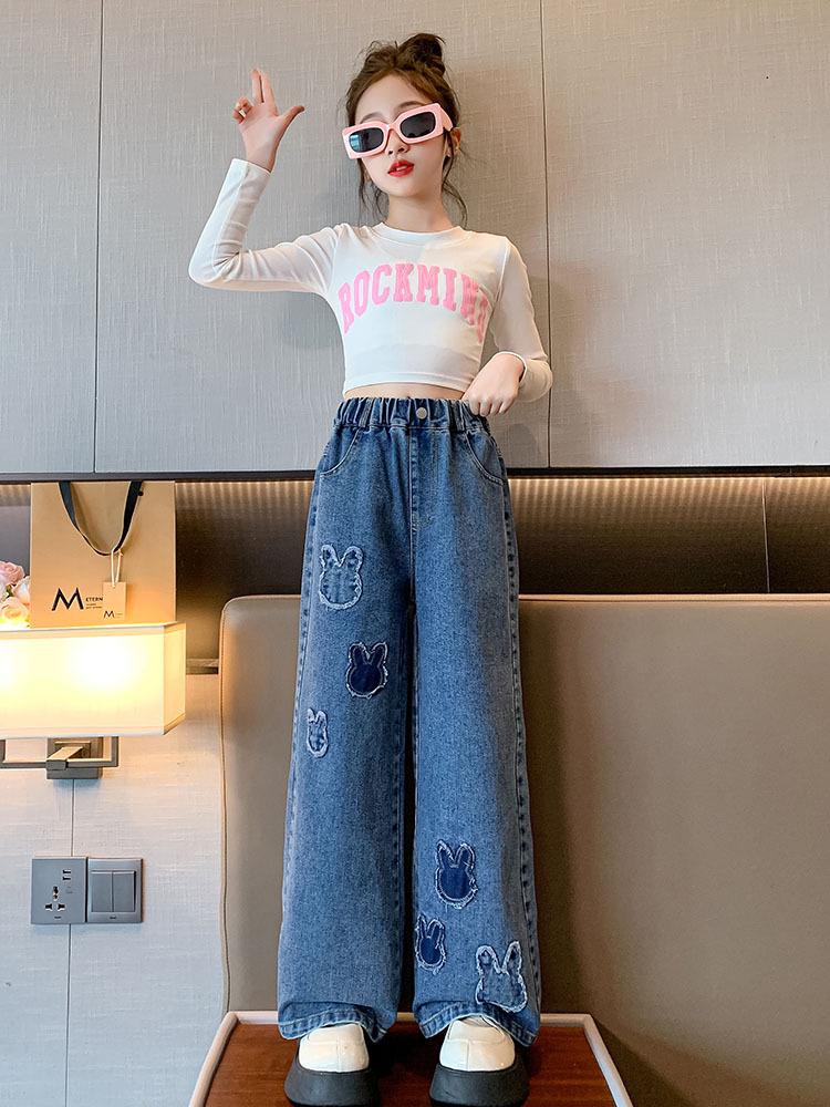 Fasjonable jenters vide jeans: Trendy vår- og høststil for store barn