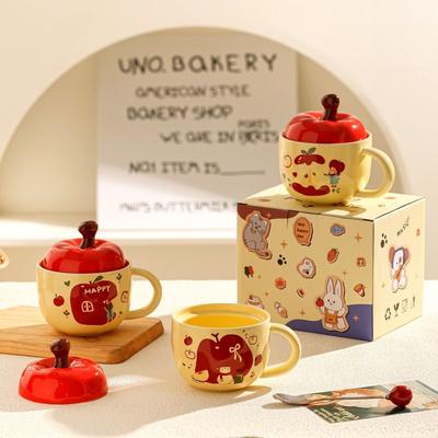 Niedliche Apfel-Keramiktasse mit Deckel Löffel Geschenkbox Kreative Haushalts-Wassertasse für Mädchen Super süße Souvenir-Geschenktasse