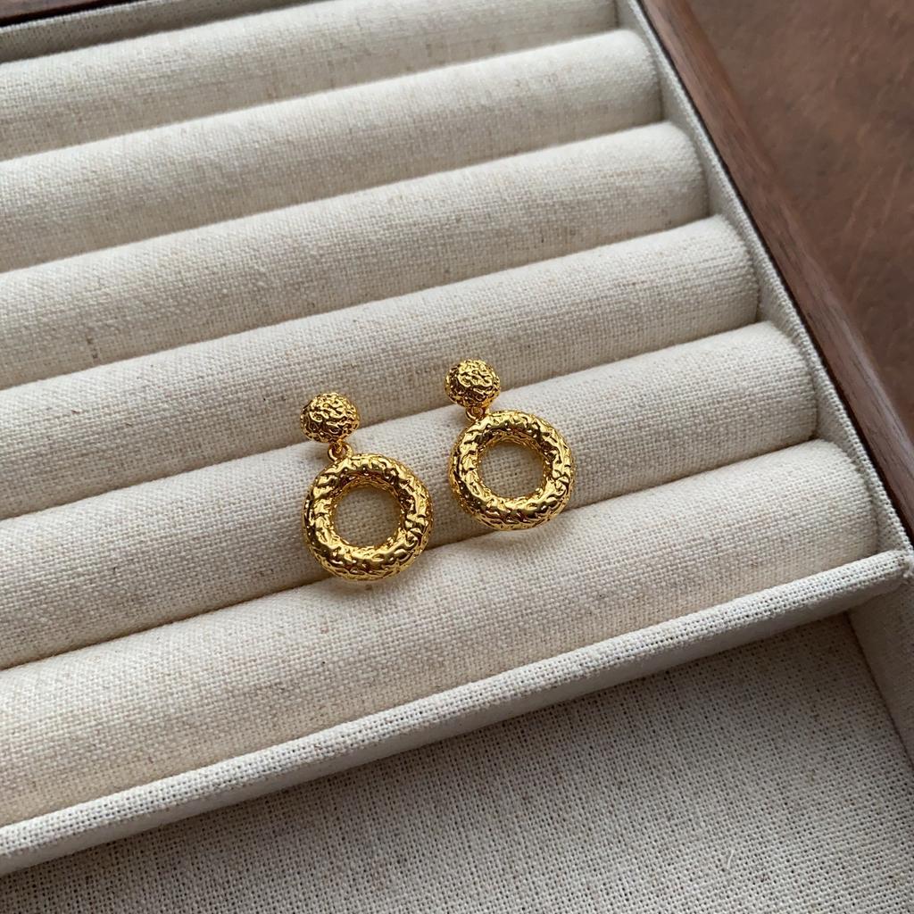 Unique retro stud earrings French exquisite earrings high-end atmosphere noble earrings