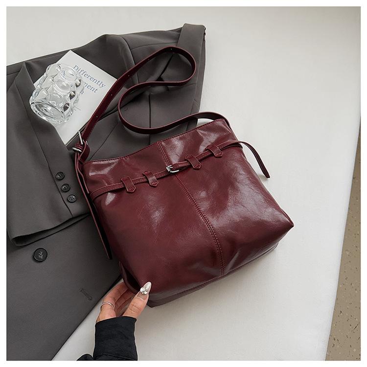 Retro large-capacity tote bag women's 2025 new fashion high-end commuter big bag design single shoulder messenger bag