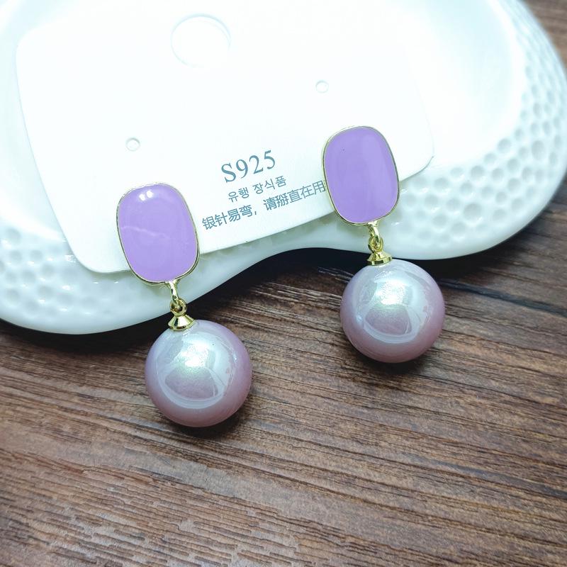 

French Retro Acrylic Circle Earrings: Artistic and Stylish Dangle Design for Women.