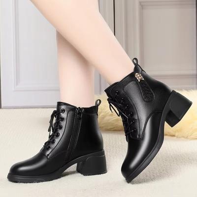 Stivaletti Neri in Morbida Pelle Stile Britannico da 4,5 cm Scarpe con Tacco Quadrato da Donna Autunno Inverno 2025 Stivaletti alla Caviglia con Tacco Medio e Pelliccia Corta Mamma