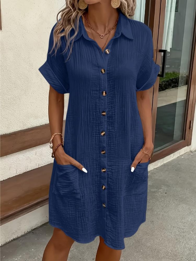 Minimalistisches Weißes Hemdblusenkleid Aus Atmungsaktivem Stoff, Mit Einem Scharfen Kragendesign und Ordentlich Angeordneten Knöpfen, Die Einen Hauch von Vintage-Charme Verleihen