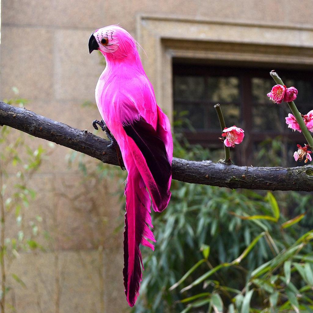 Neidische Porzellan-Papageienfigur mit Federn: Kleines Vogelmodell zur Dekoration für Haus und Garten