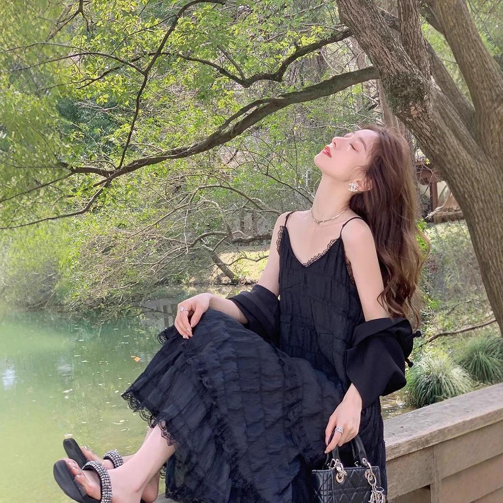 Fialové zeštíhlující midi šaty na špagetová ramínka ve francouzském stylu