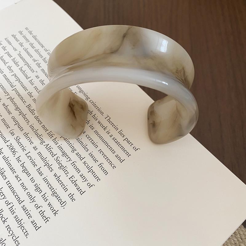 Unique Retro Resin Bracelet: Personalized Fashion Jewelry for Women