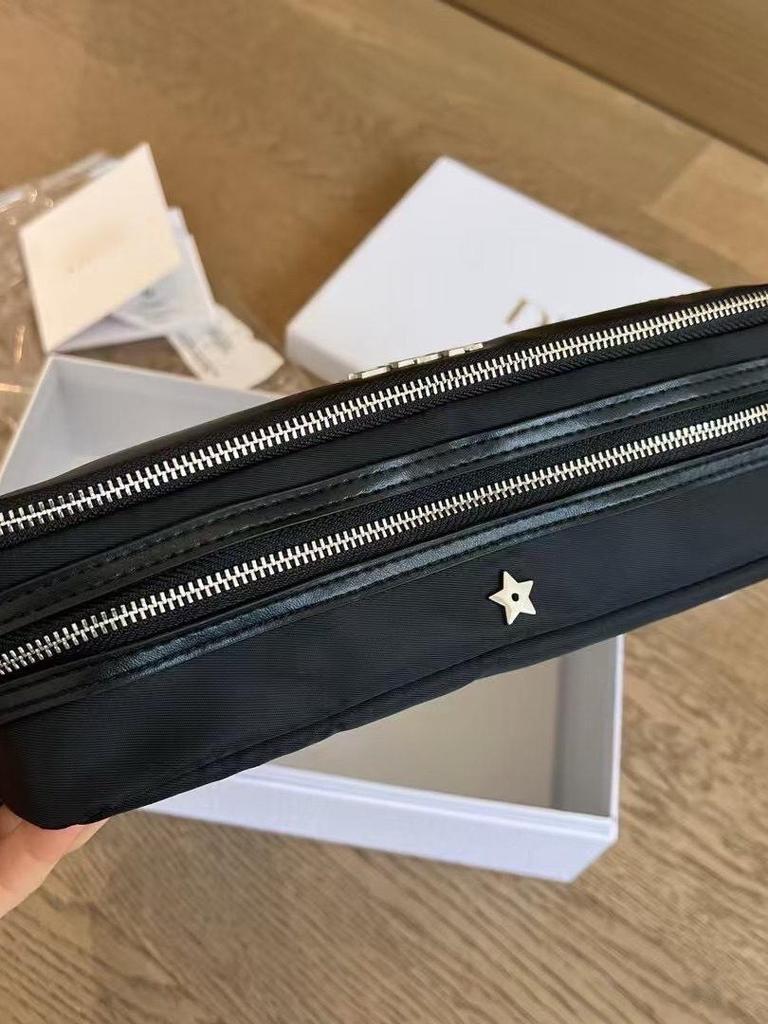 2025 4 Parça Hediye Seti: Pudra Fırçası, Kalem, Siyah Portföy & Çift Katmanlı Kozmetik Çantası