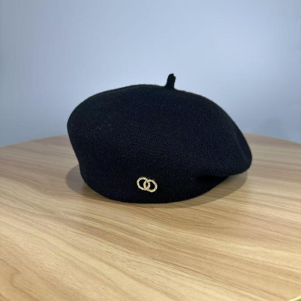 Chices Herbst/Winter-Barett im koreanischen Stil mit Metallabzeichen für Damen - Schlankmachender japanischer Mode-Malerhut