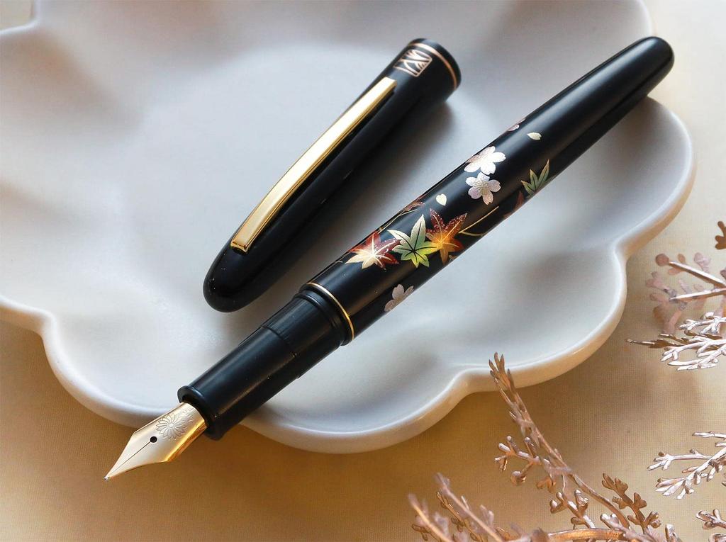 WANCHER Kuretake Modern Cherry Blossom and Maple Leaf Fountain Wancher Limited Edition Fountain Fine Maki-e Pen, [Wancher Pen] (F Nib)