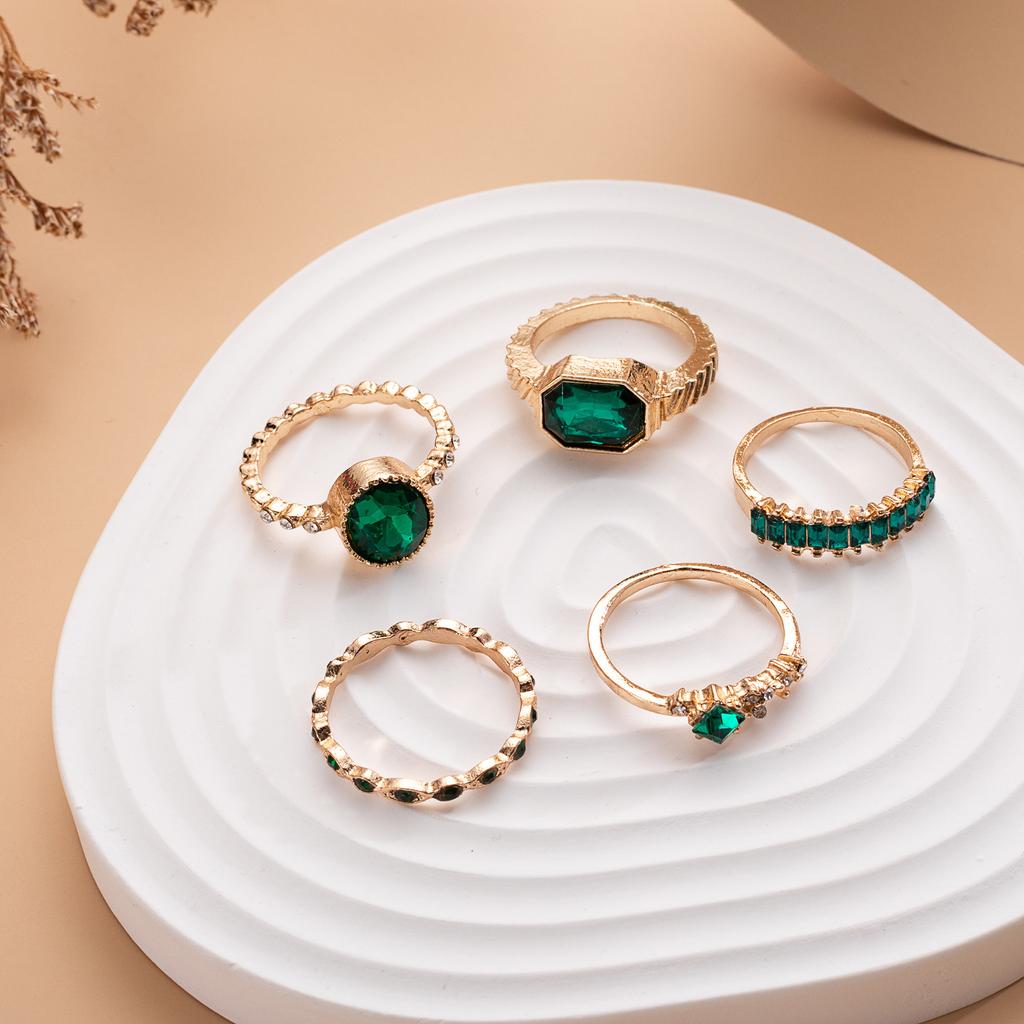 Feng Blogger Has The Same Imitation Emerald Geometric Diamond-Set Ring 5-Piece Set, Full Of Diamond Rings.