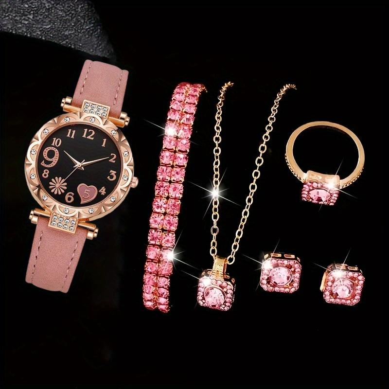 

Элегантный набор из 6 предметов: кварцевые наручные часы и ювелирные изделия с круглым корпусом, инкрустированным стразами. Включает в себя подходящий браслет, ожерелье, серьги, кольцо.