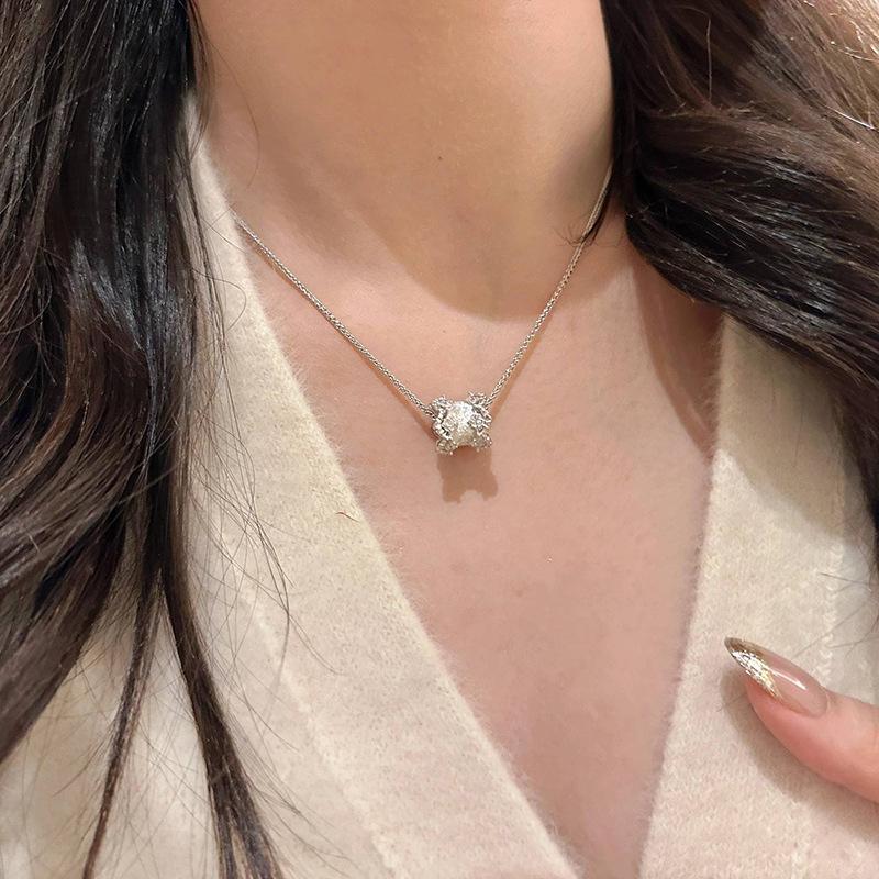 Elegante hochwertige Spitzen-Häkel-Halskette Modetrend Schlüsselbein-Kette zylindrischer Anhänger Hochzeits Schmuck Geschenke