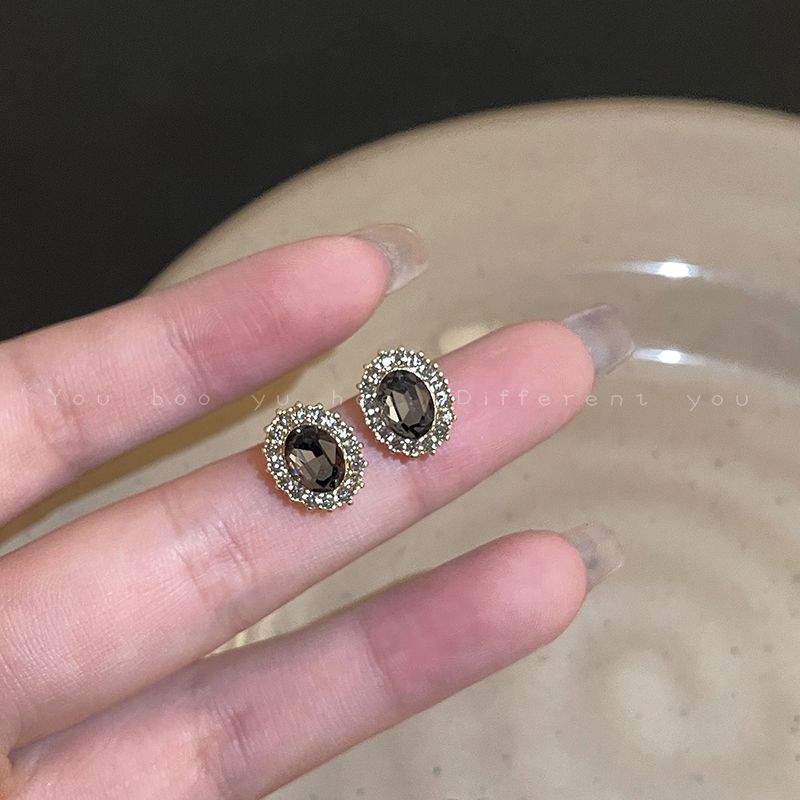 

Доступная роскошь Черные женские дизайнерские серьги для меньшинств Уникальный циркон Twilight Berlin Grey Stud Earrings (Silver Needle)