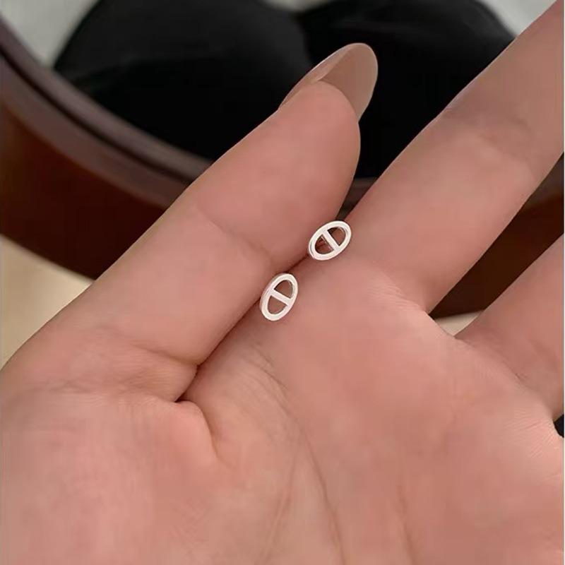 Raising Ear Holes, Small Stud Earrings for Women, Simple, Sweet, Small and Fresh Earrings, Niche Design, Versatile Earrings