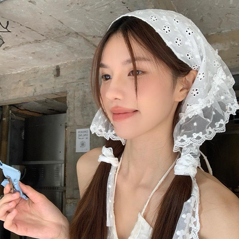 Retro  Lace Triangle Headscarf Retro Y2K Embroidered floral Neck Scarf Crochet Hair scarf Bandanas for Women Girls Lace Kerchief