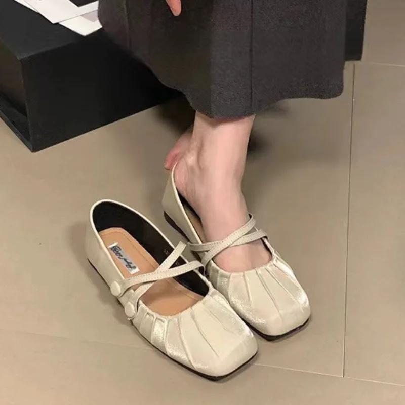 Модные женские туфли на низком каблуке с крестиком — фото 4